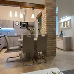 Quiet And Stylish City Park Flat