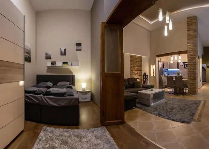 Quiet And Stylish City Park Flat